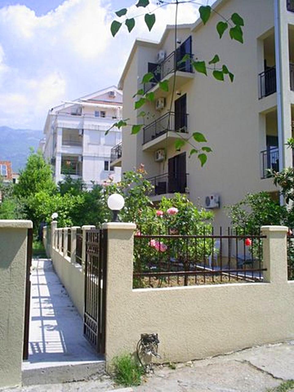 Apartments And Rooms Marija Budva Exteriör bild